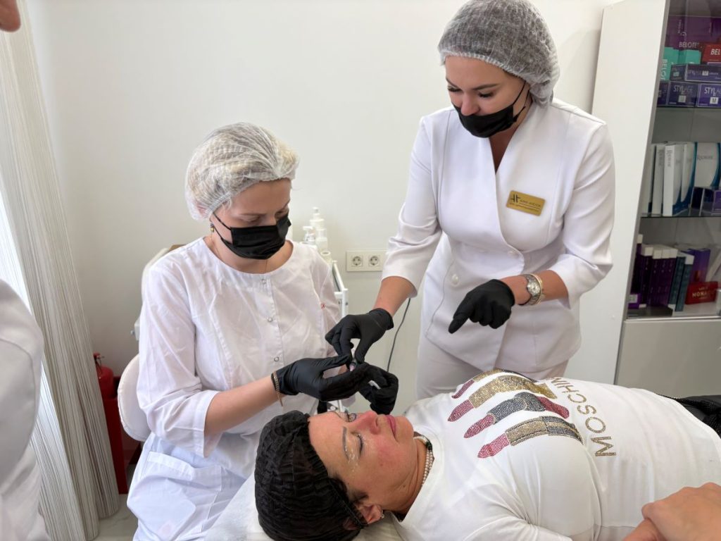 Преподаватели курса по контурной пластики носослезной борозды