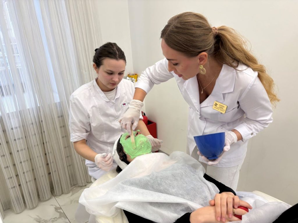 Сколько зарабатывает косметолог?