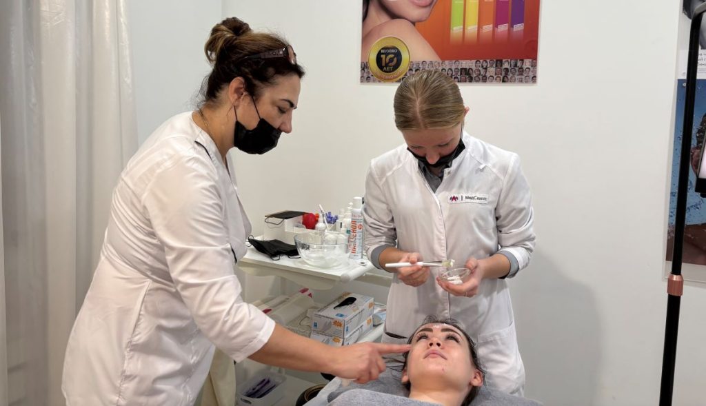 Сколько зарабатывает медсестра в косметологии