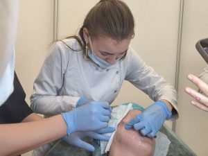 Работа с лобной мышцей при проведении ботулинотерапии