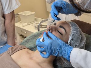 Коррекция асимметрии губ филлерами: протоколы, техники и профилактика осложнений для врачей-косметологов