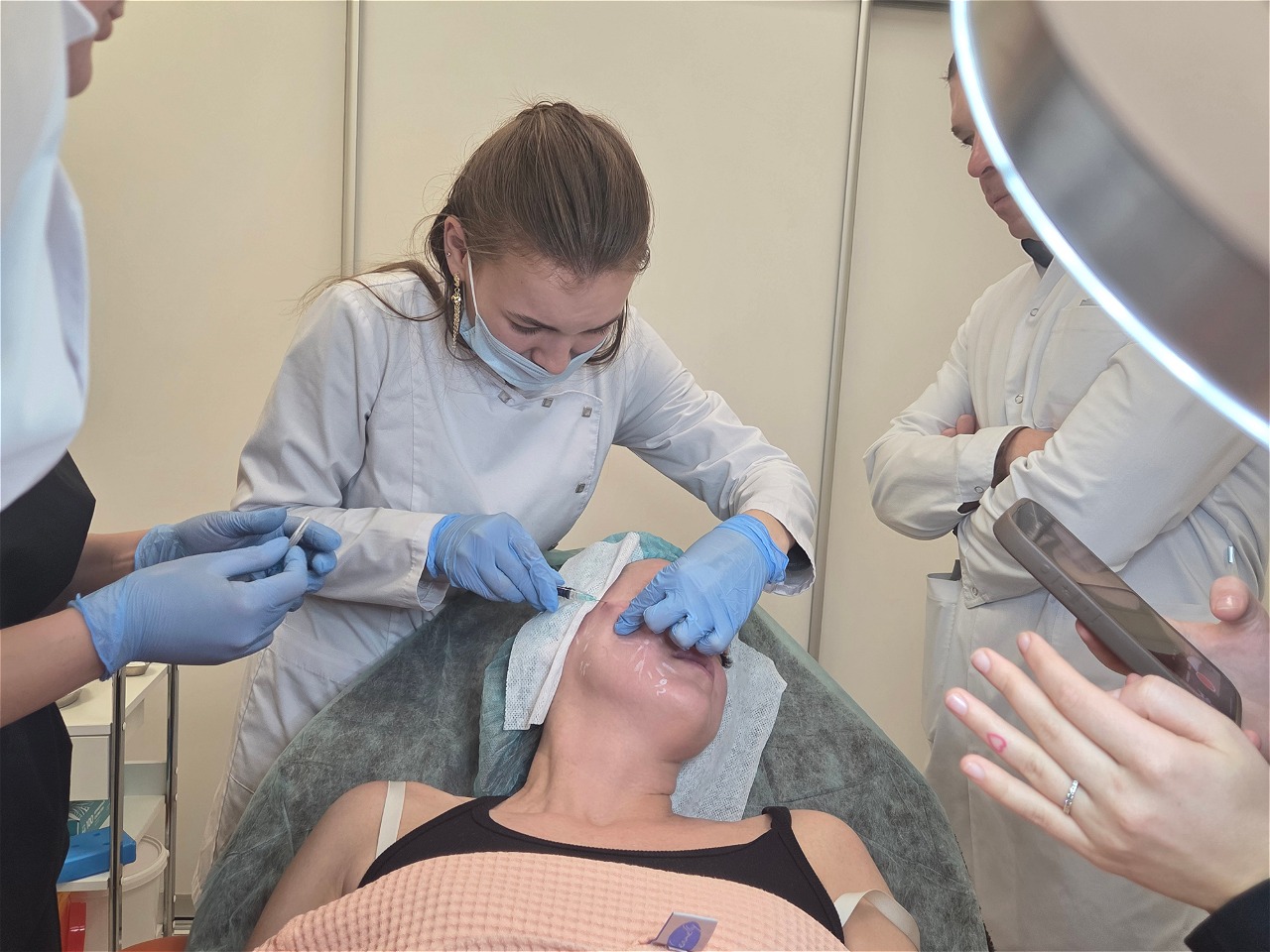 Работа с лобной мышцей при проведении ботулинотерапии