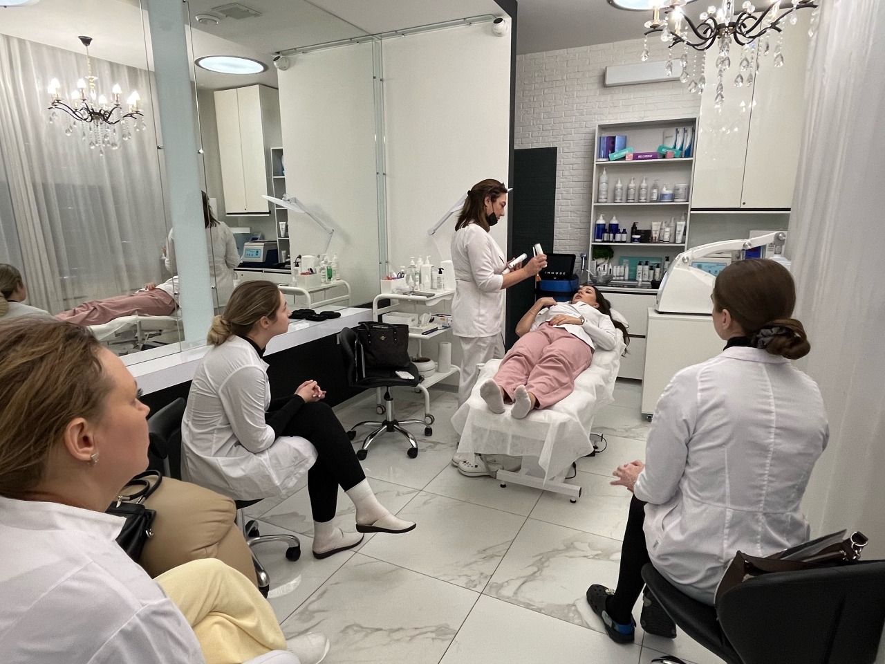 Как возраст влияет на выбор препарата для биоревитализации?